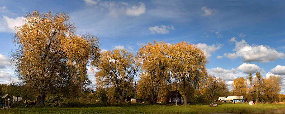 Herbst im Dorf Lvovka