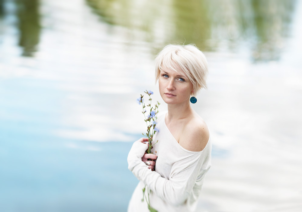 Schwimmende mit den Wolken