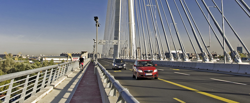 Die neue Brücke über den Fluss Sava.