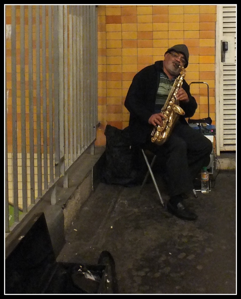 Sax in der Pariser Metro ..