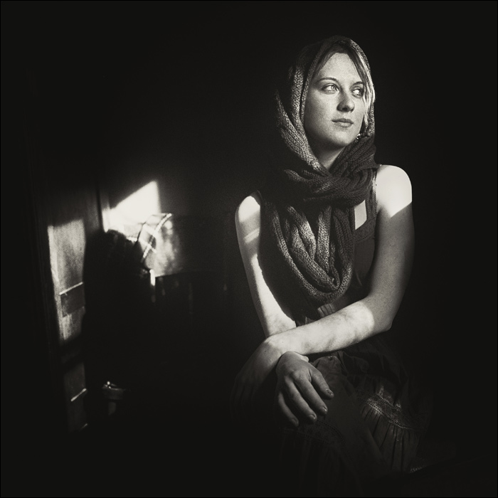 Porträt von Anna mit einem alten Stuhl und der Aprilsonne