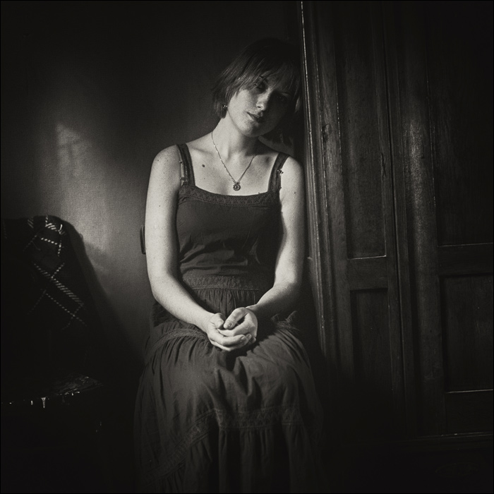 Dramatische Porträt einer fallenden Schrank