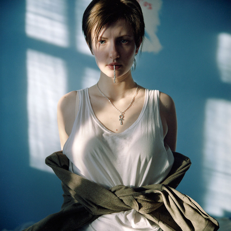 Valeria (Porträt mit einem Kreuz)