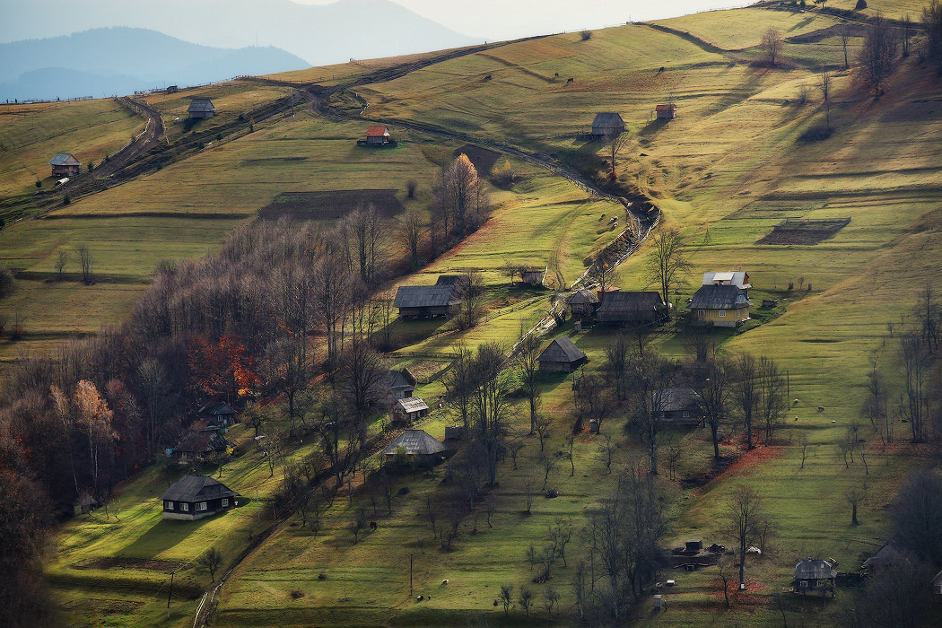 November Sonne in den Karpaten Dorf