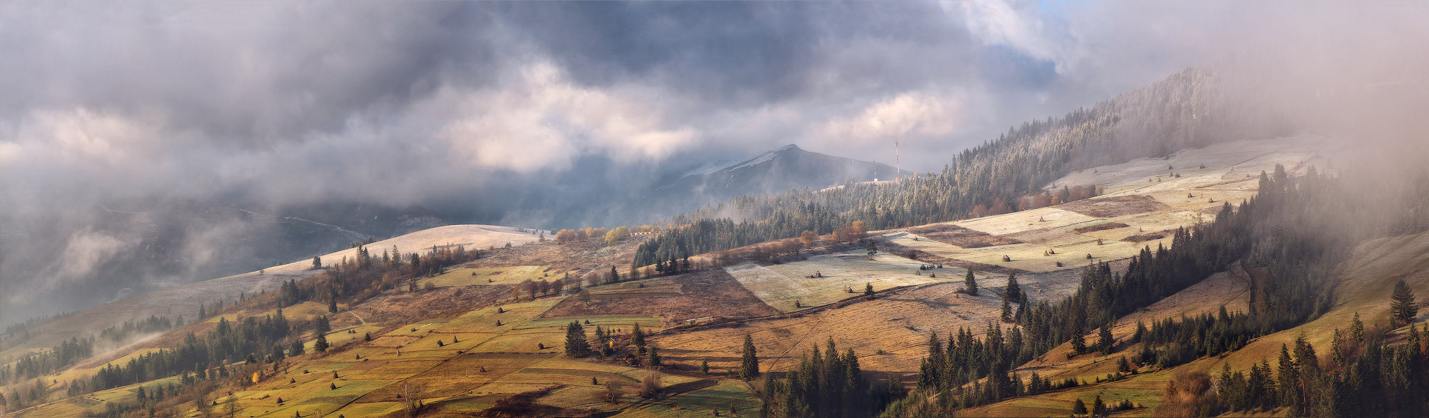 Wolken, Nebel, Sonne und Berge