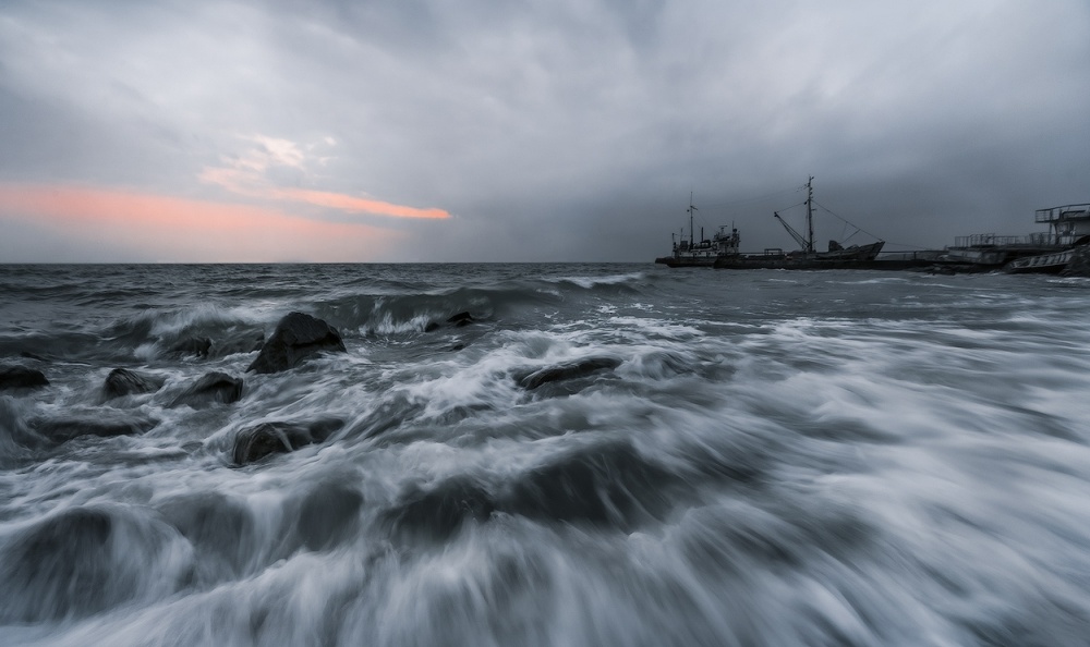 Wenn eine Welle von zischt an den Füßen