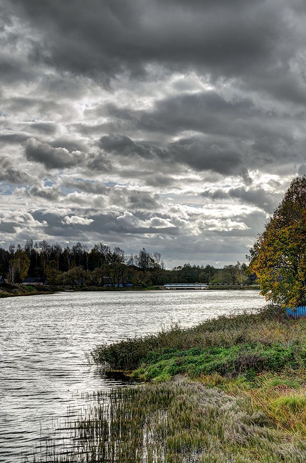 Auf dem Fluss vor dem Sturm.