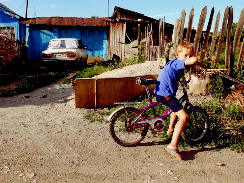 скучающий деревенский мальчик.. и тапки на дороге