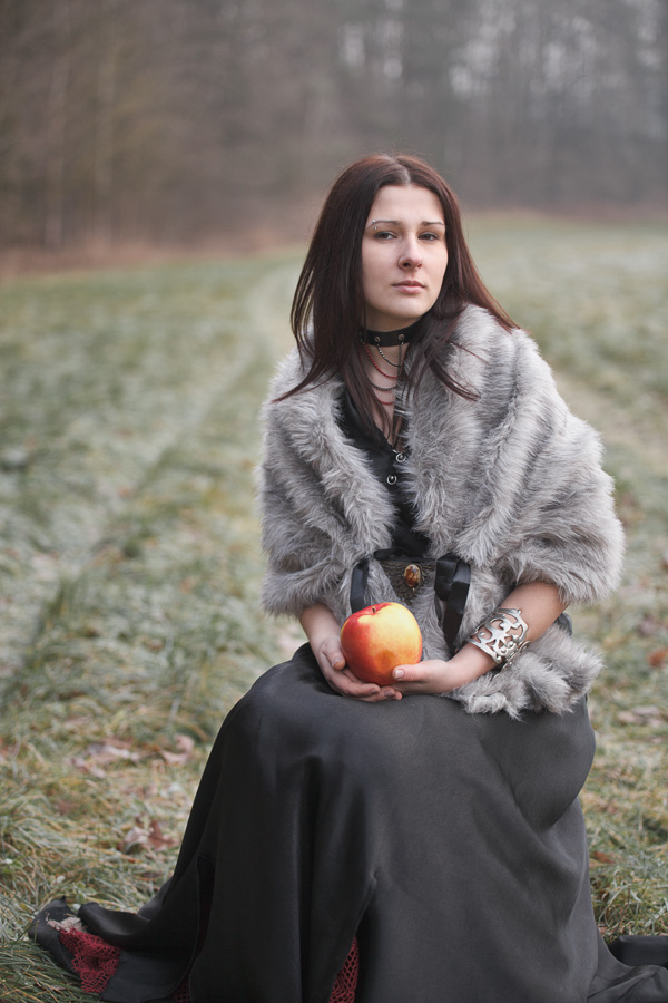 Portrait mit Äpfeln