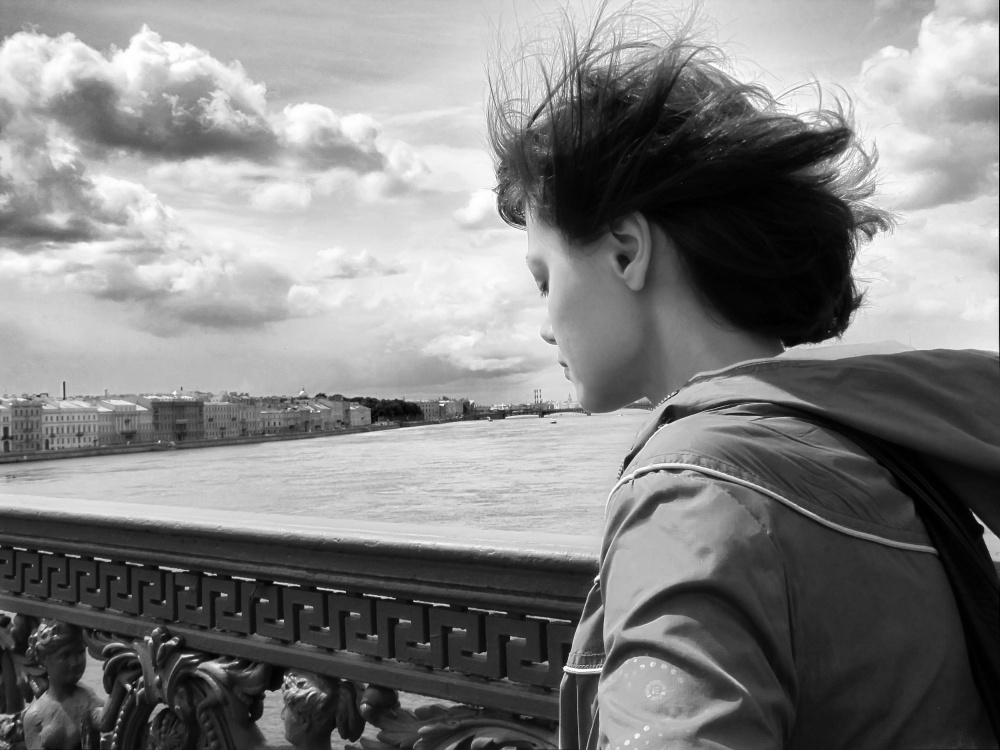 Sie trug ihr Haar im Wind