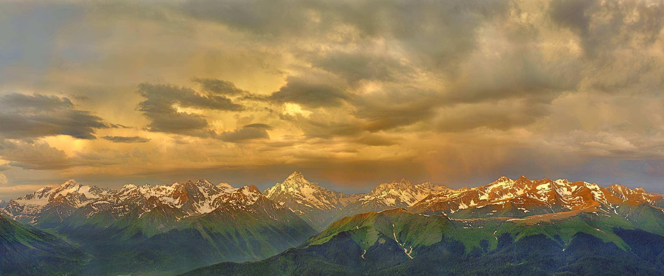 Stormy Sonnenaufgang über den Bergen.