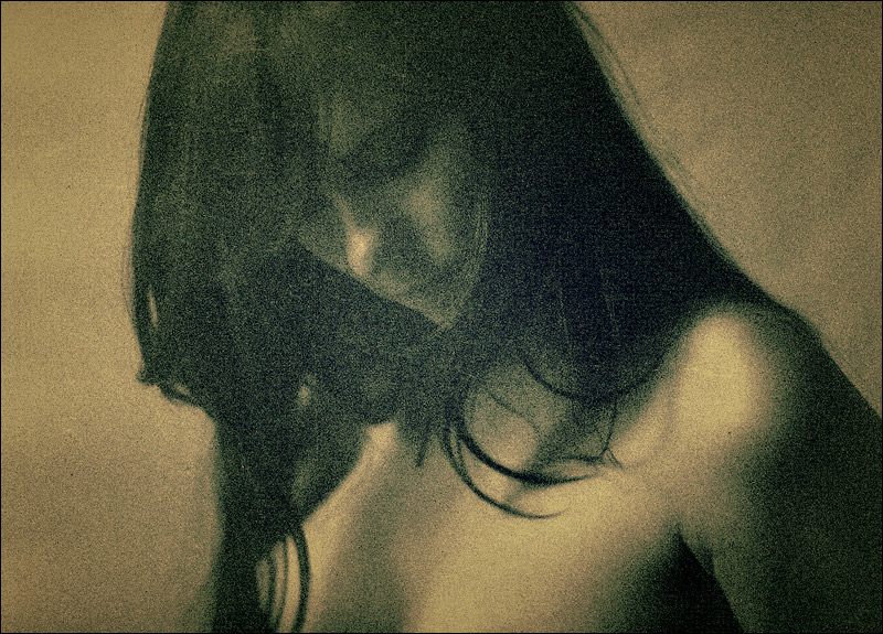 Spritzer von Sonnenlicht in ein Glas grünen Tee (4)