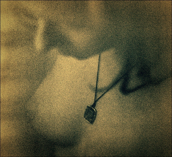 Spritzer von Sonnenlicht in ein Glas grünen Tee (5)