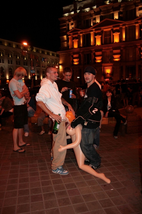 Straßenszene, die Vergewaltigung unschuldiger Mädchen