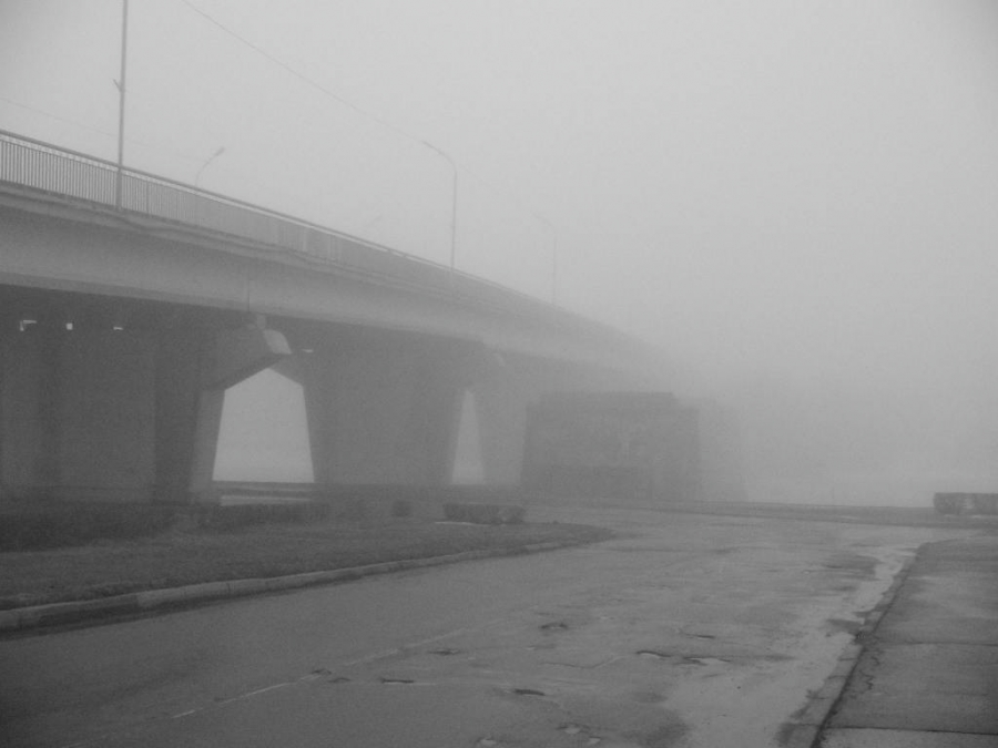 Brücke im Nebel, als die Straße nach nirgendwohin zu führen, verschwindet ..