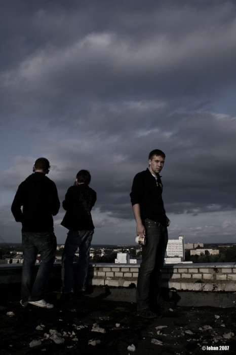 Jungs, die auf dem Dach leben