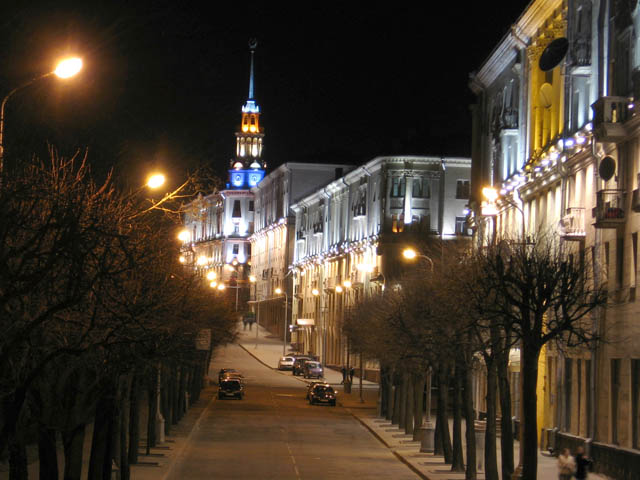 Spaziergang unter dem Kirchturm