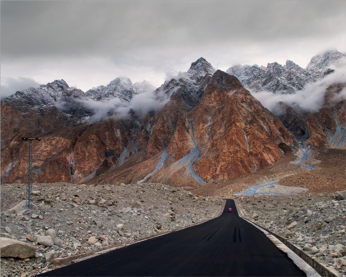 Der Straße und gehen auf sie