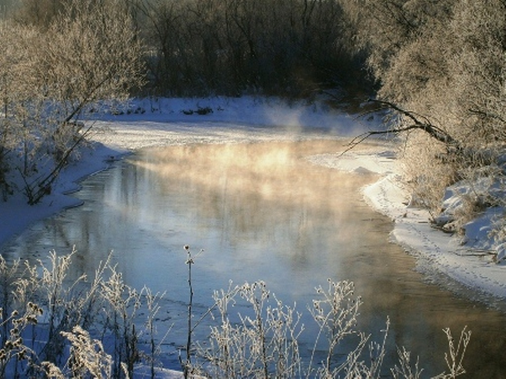 Dunst über dem Fluss.