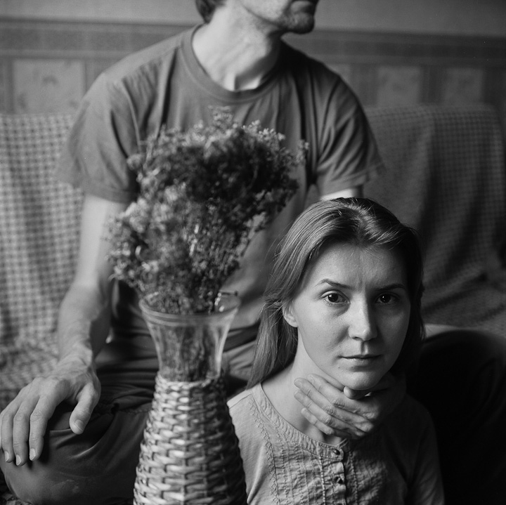 Kate (Porträt mit einem großen Blumenstrauß)