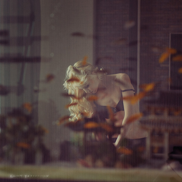 Portrait Olesya Hause im Aquarium