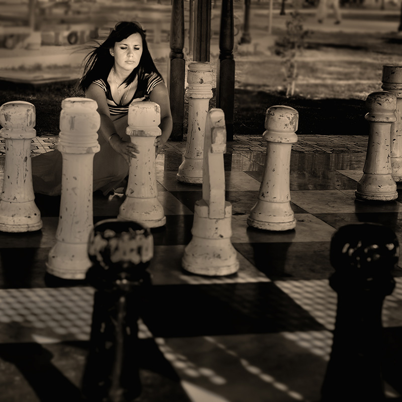 Weiß zu bewegen und zu gewinnen.