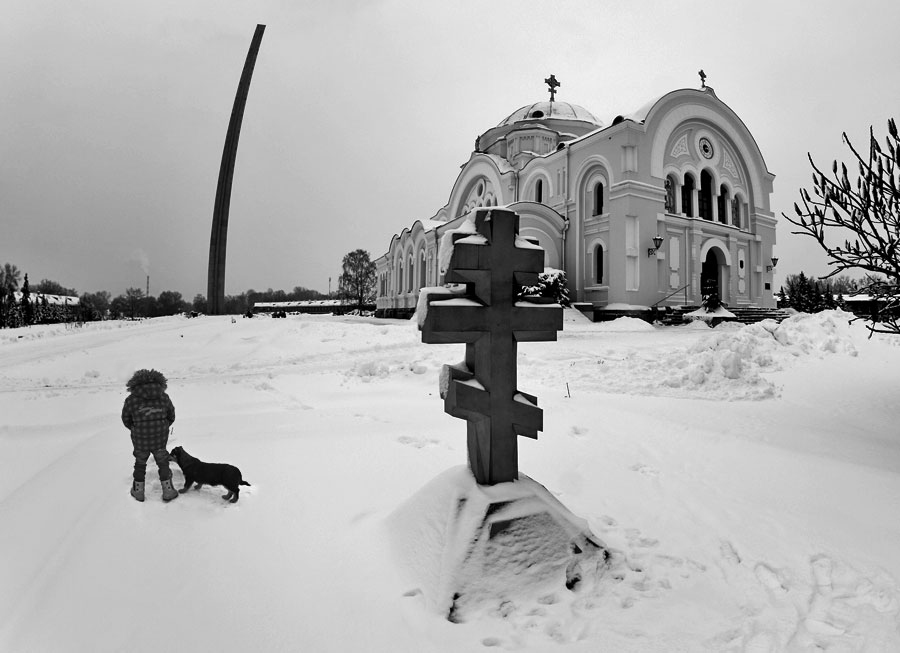 Ein Junge und ein Hund.