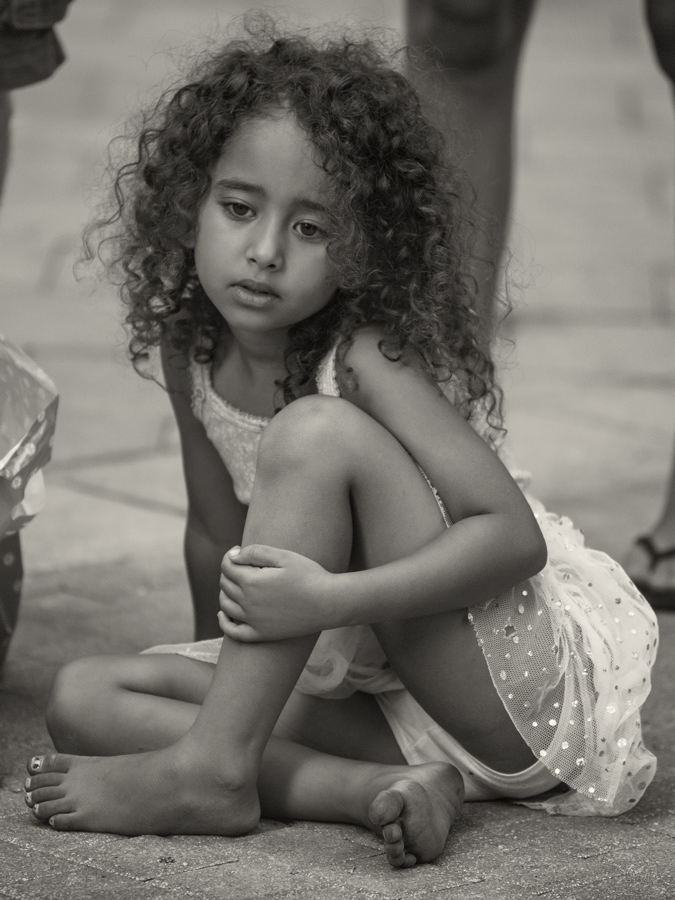 Mädchen auf Bürgersteig