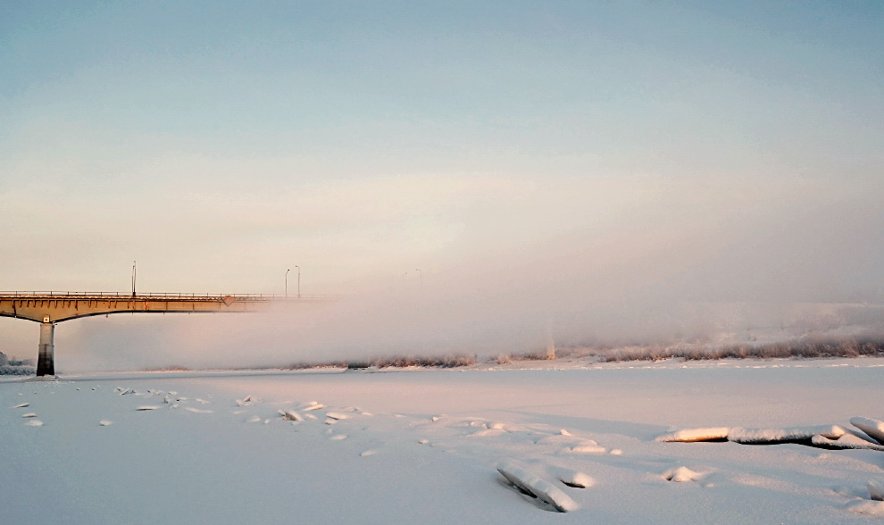 Morgen, die Brücke, der Nebel
