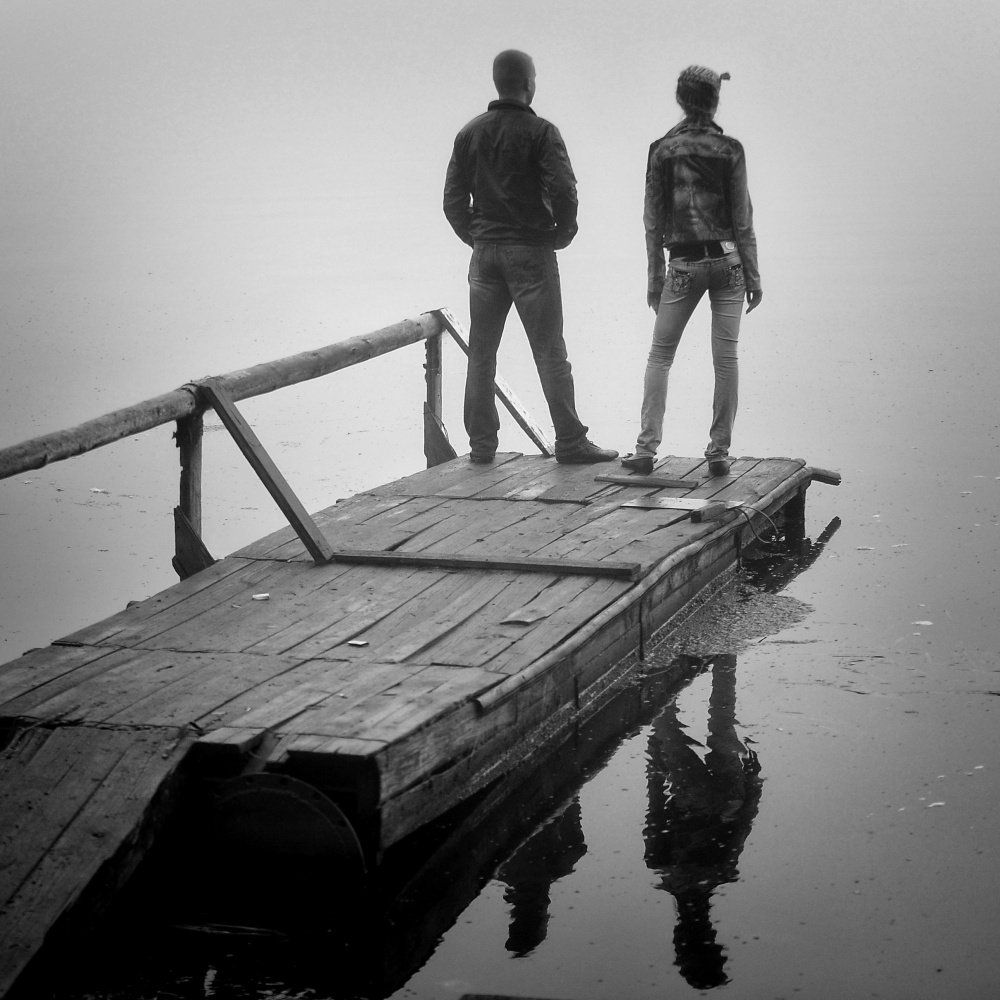 Auf einem kleinen Floß.