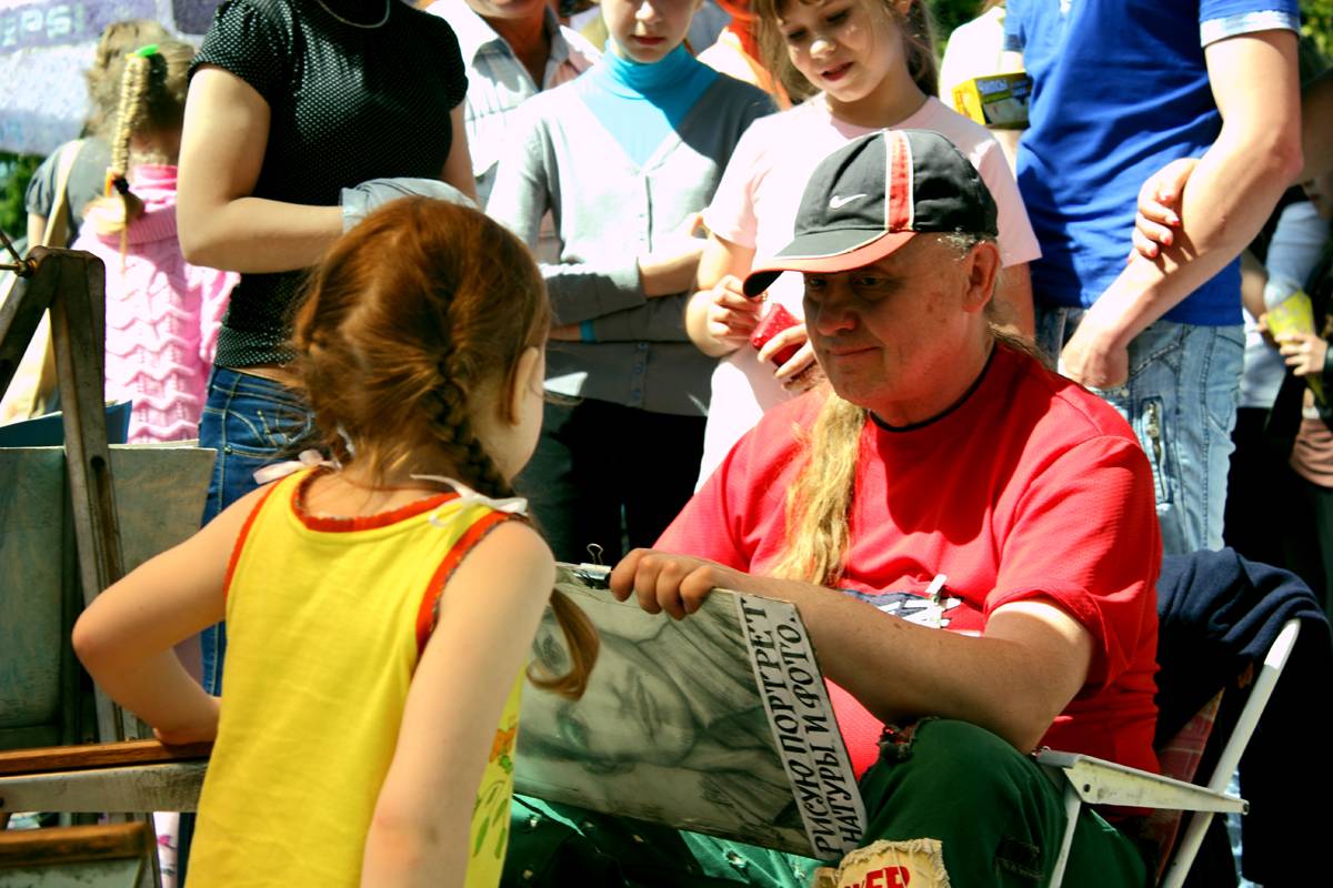 Künstlerin malt mit dem Pinsel, und ich Licht
