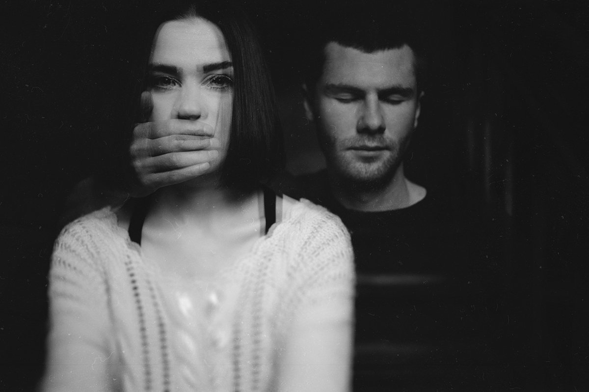 Schließen Sie Ihre Augen, schauen in, und wenn Sie hören, schweigen ...