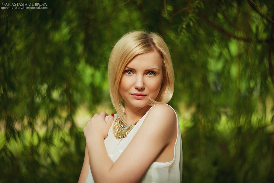 Portrait in Schattierungen von Grün