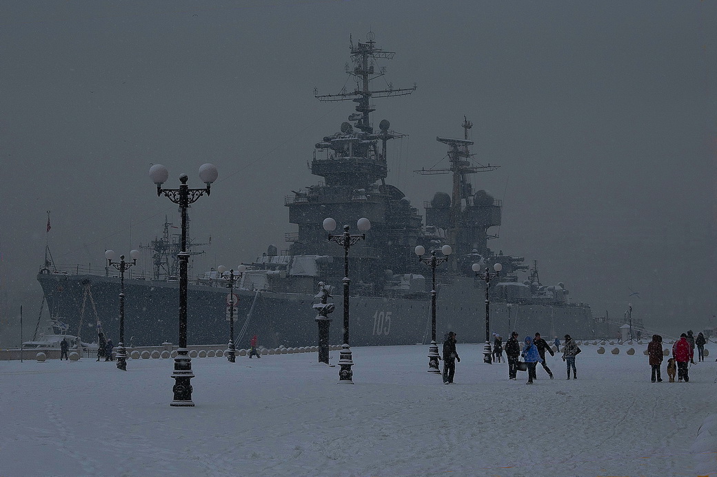 An der Seite des Kreuzers in einem Schneesturm