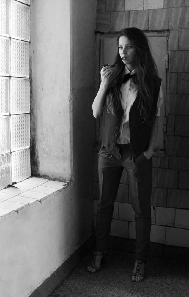 Mädchen mit einem Rohr