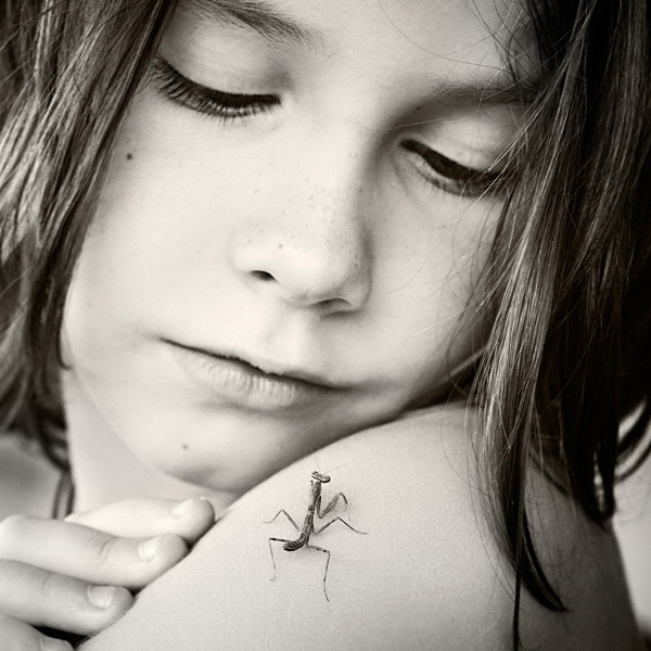 ein Junge und ein mantis