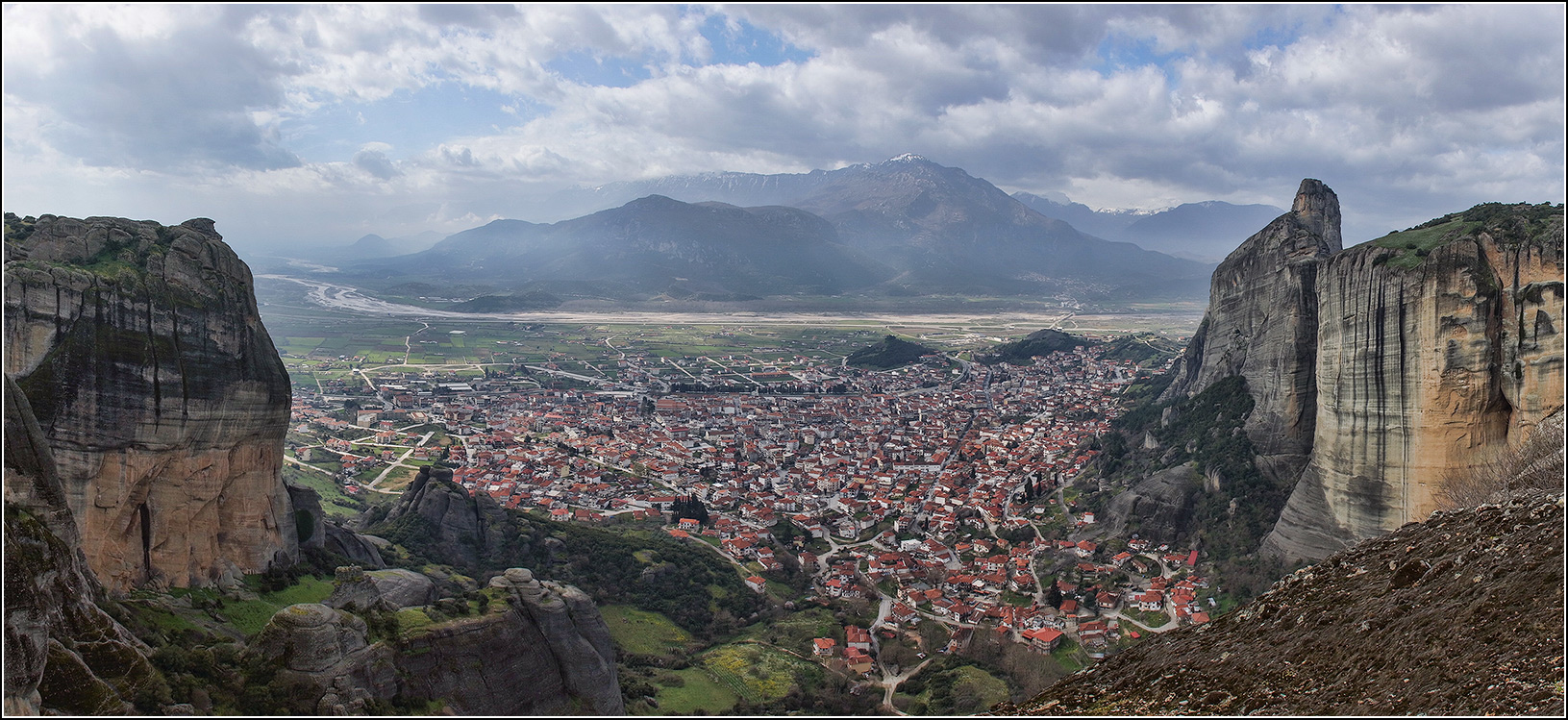 Stadt am Fuße der Berge ...