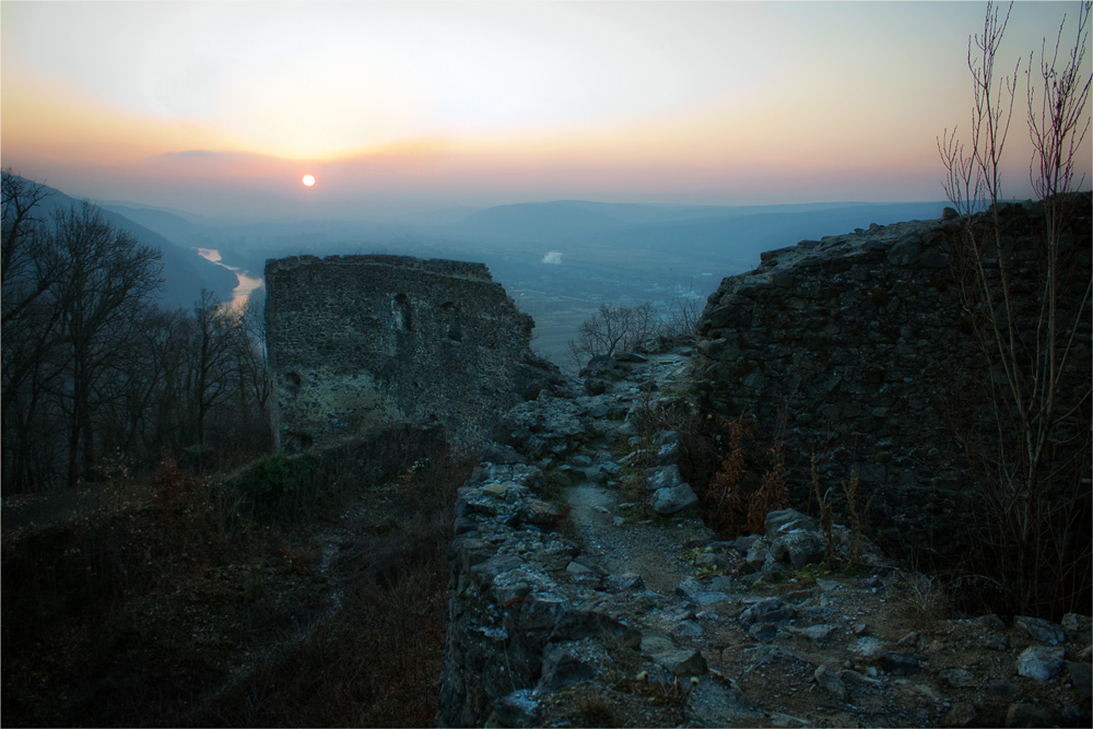 "Pieces of Nevitsky Schloss vor Sonnenuntergang"