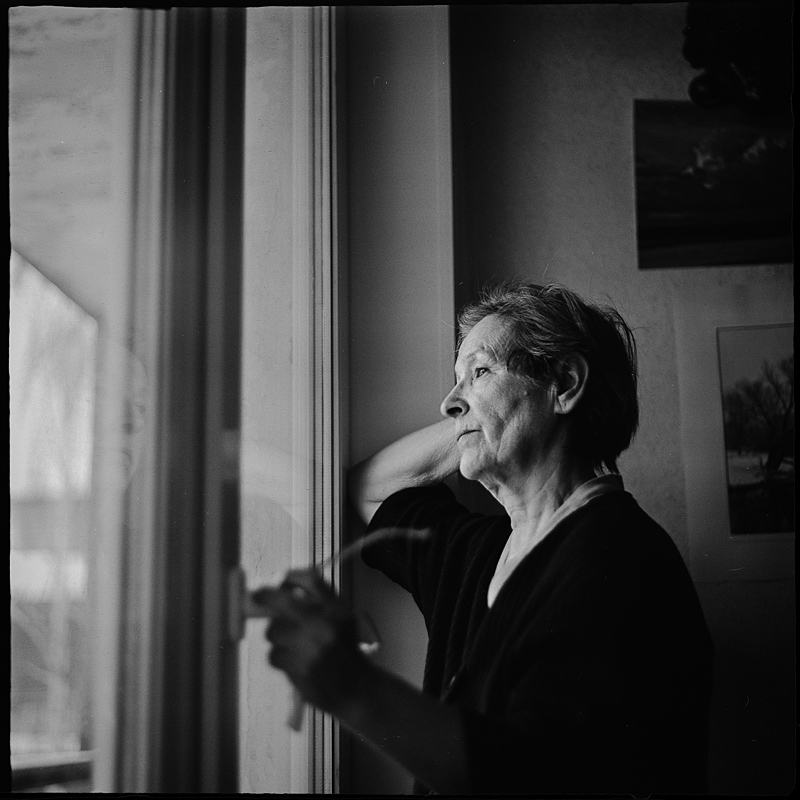 Porträt einer Mutter am Fenster ..