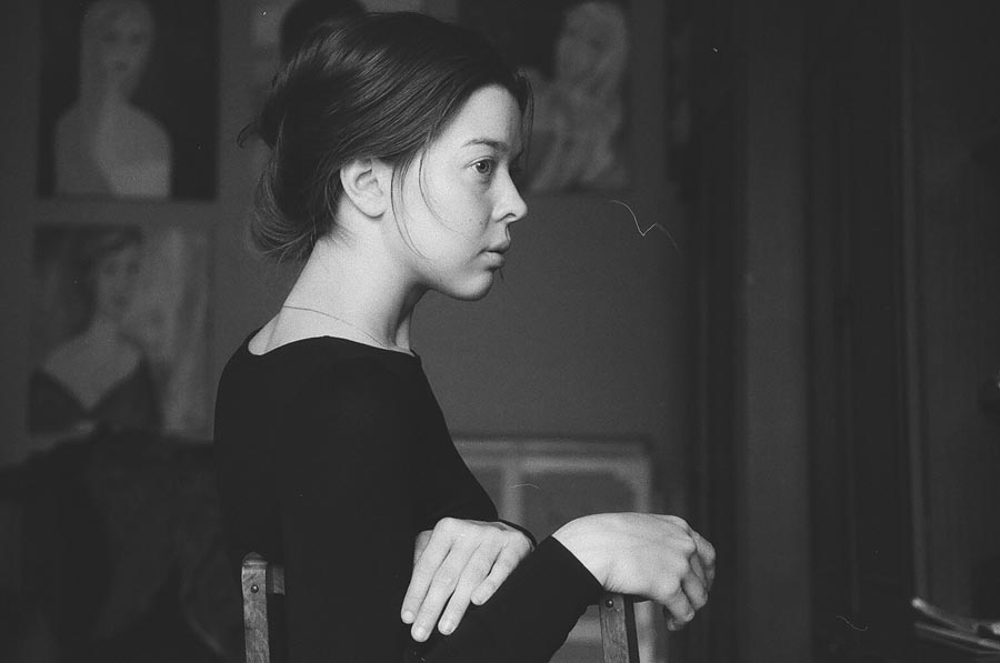 Porträt eines Mädchens in einer Hütte