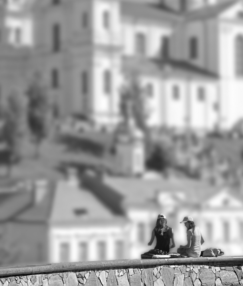 Sitzen auf einem hohen Ufer