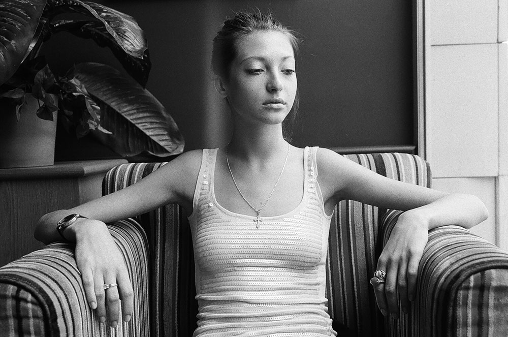 Porträt eines Mädchens in einem Stuhl