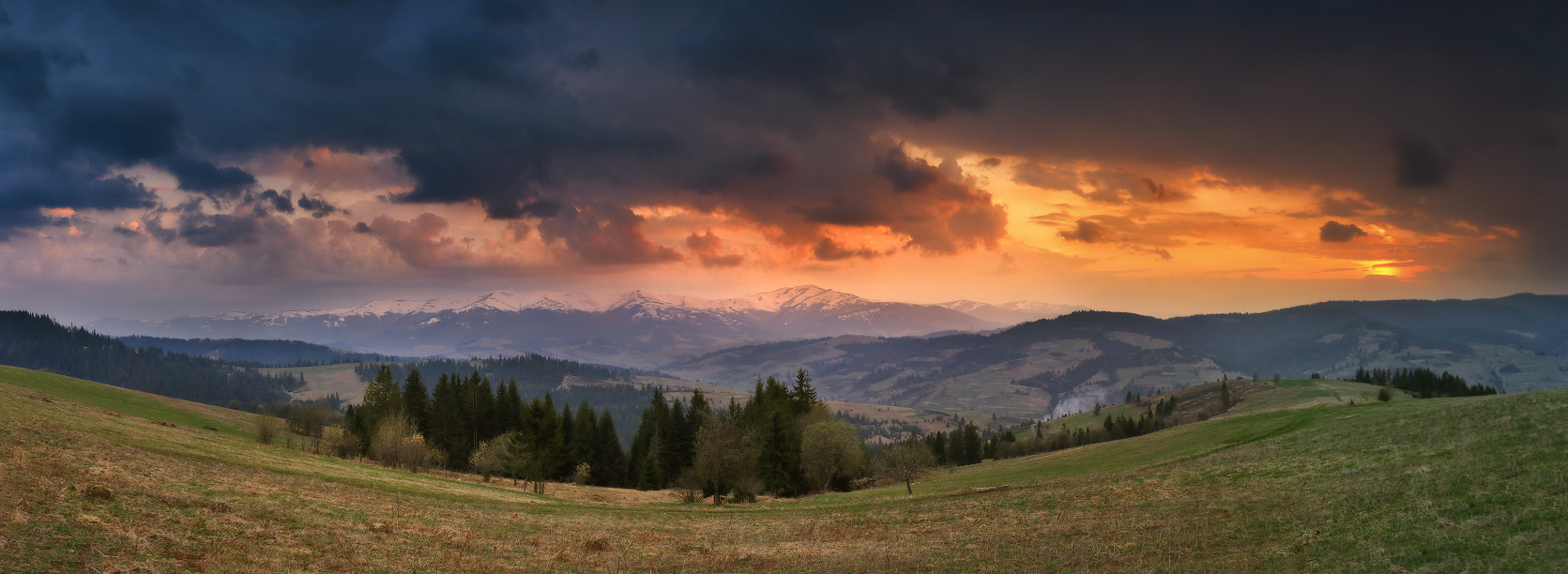 Abend im April mit Blick auf den Grat Borzhavskogo