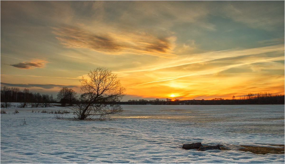 Ausgebrannt Feuer brennt Tag
