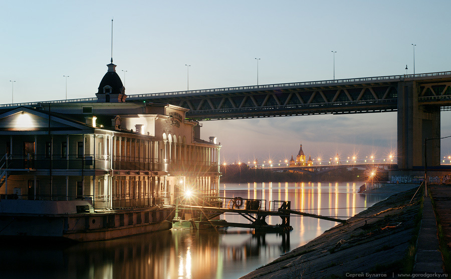 Blick von der Böschung unter der Brücke U-Bahn