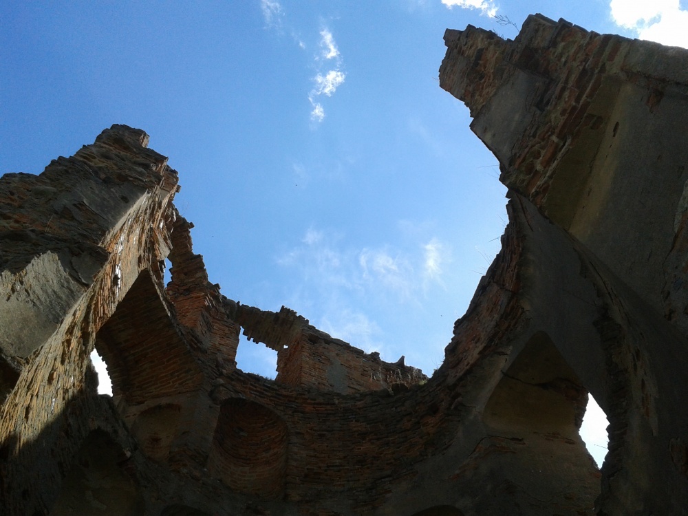 Руины замка "Белый Ковель" в Смолянах