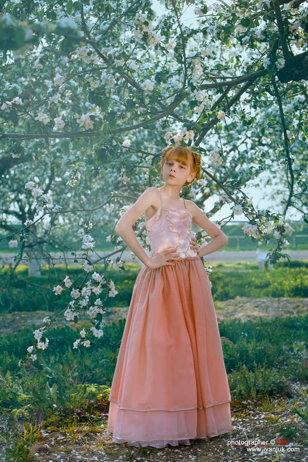 Anna im blühenden Apfelgarten