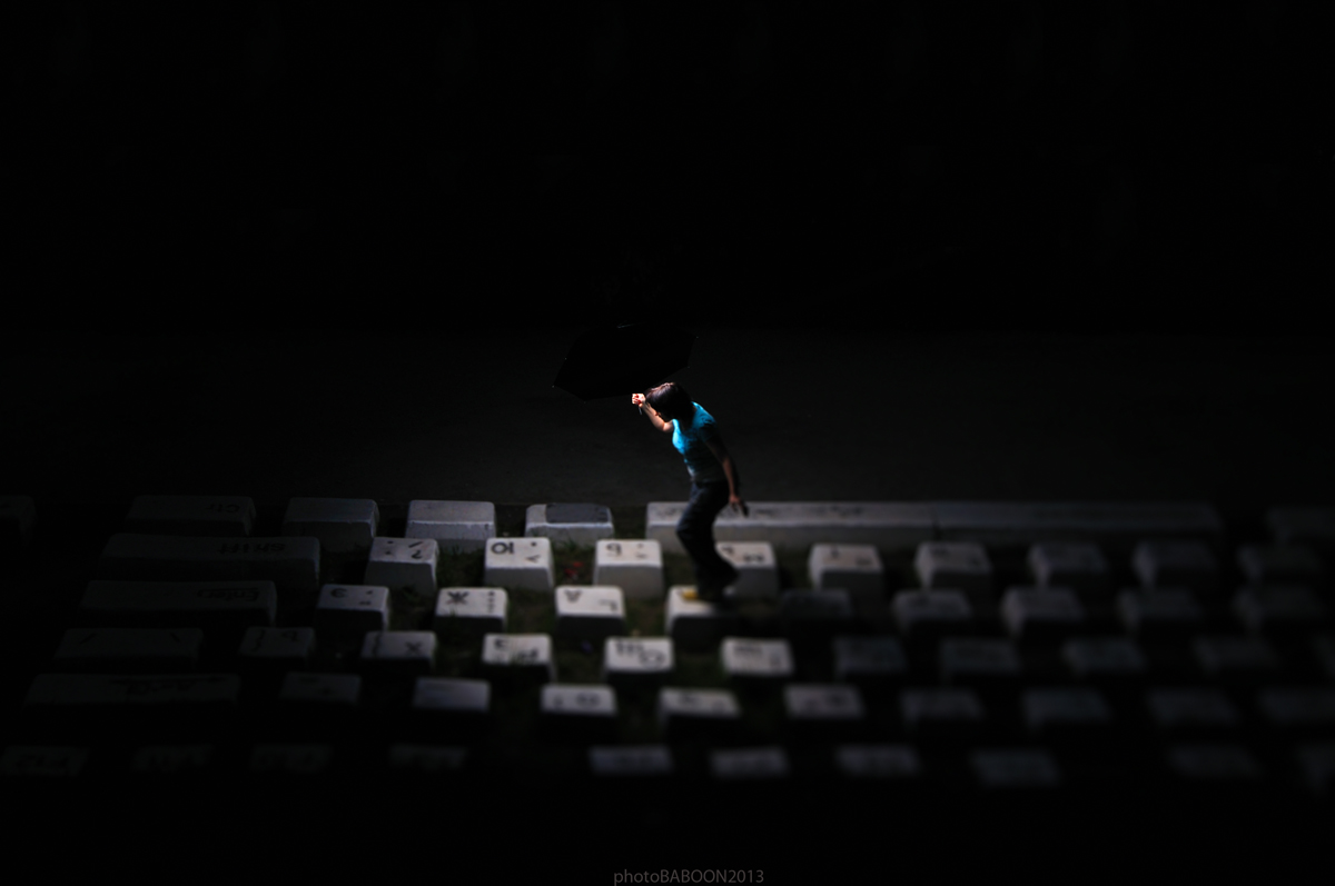 Porträt einer Frau einen Brief Füße bei schlechten Lichtverhältnissen