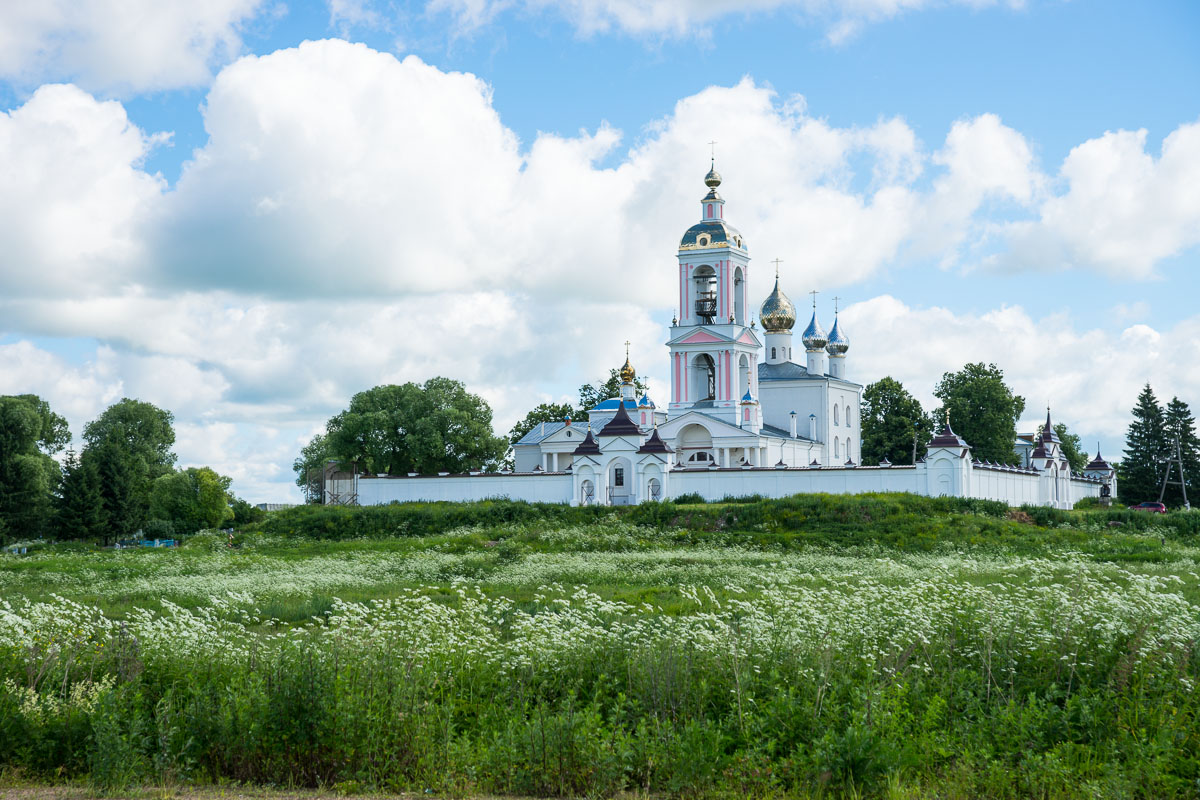 Das Kloster von der Ausgießung des Heiligen Kreuzes auf dem Friedhof in der Nähe des Dorfes St. Nicholas Antushkovo