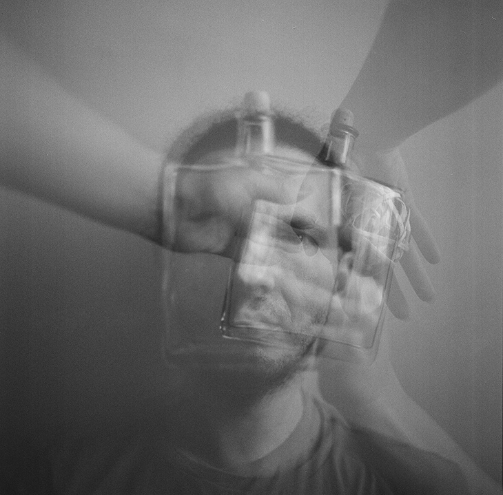 Selbstporträt mit einer versiegelten Hohlraum